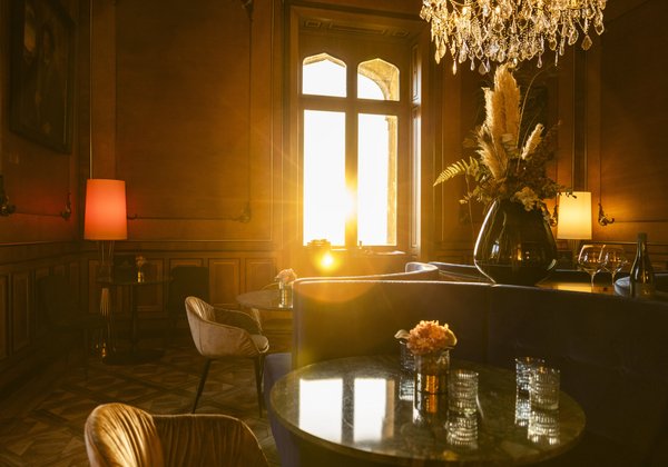 Eleganter Innenbereich von Schloss Montfort mit sanftem Lichteinfall und edlem Interieur bei Sonnenuntergang.