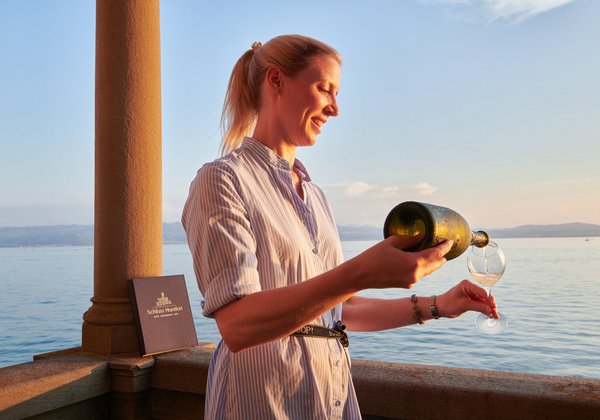Stefanie Denninger vom Schloss Montfort gießt Champagner in ein Glas